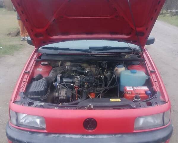 Червоний Фольксваген Пассат, об'ємом двигуна 1.6 л та пробігом 300 тис. км за 1500 $, фото 13 на Automoto.ua