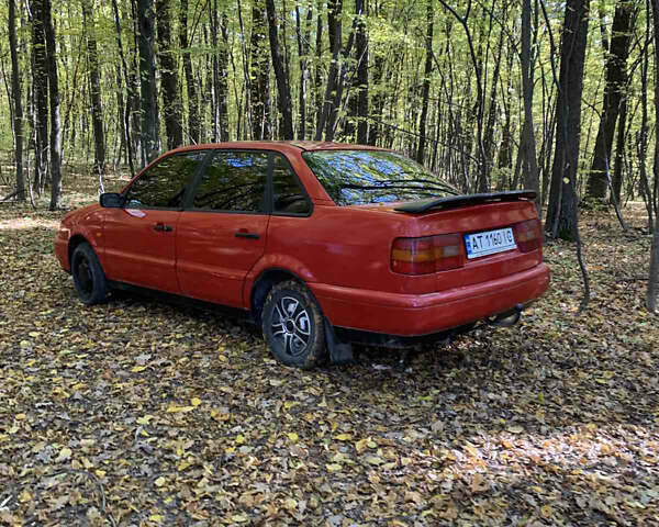 Красный Фольксваген Пассат, объемом двигателя 1.8 л и пробегом 400 тыс. км за 1850 $, фото 4 на Automoto.ua