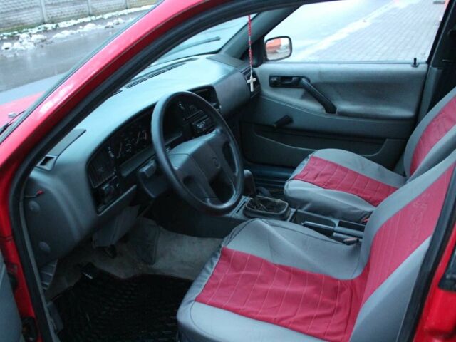 Червоний Фольксваген Пассат, об'ємом двигуна 1.8 л та пробігом 325 тис. км за 1275 $, фото 6 на Automoto.ua