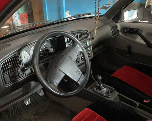Красный Фольксваген Пассат, объемом двигателя 1.6 л и пробегом 309 тыс. км за 1800 $, фото 6 на Automoto.ua