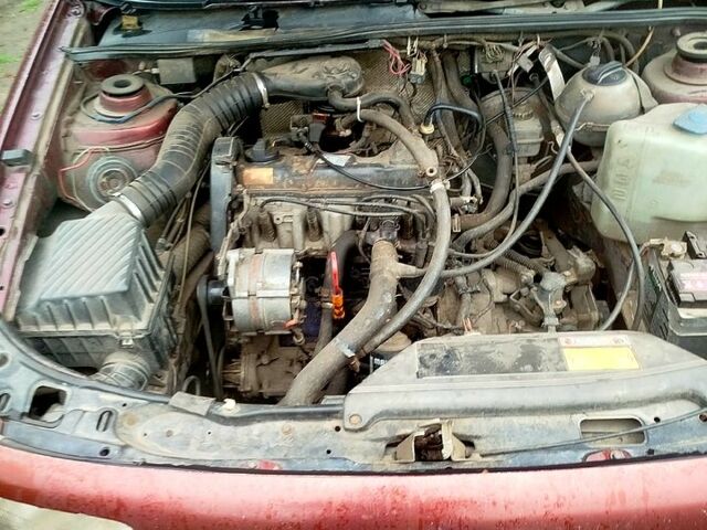 Красный Фольксваген Пассат, объемом двигателя 1.8 л и пробегом 350 тыс. км за 1600 $, фото 2 на Automoto.ua