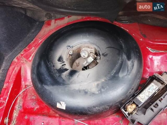 Красный Фольксваген Пассат, объемом двигателя 1.8 л и пробегом 640 тыс. км за 900 $, фото 1 на Automoto.ua