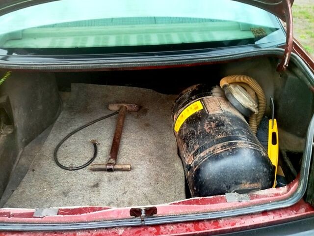 Красный Фольксваген Пассат, объемом двигателя 1.8 л и пробегом 350 тыс. км за 1600 $, фото 1 на Automoto.ua