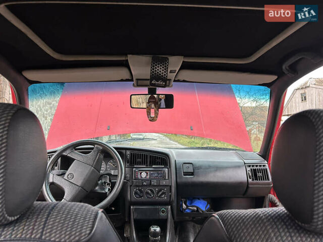 Красный Фольксваген Пассат, объемом двигателя 1.8 л и пробегом 242 тыс. км за 1500 $, фото 1 на Automoto.ua