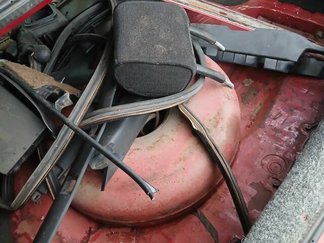 Красный Фольксваген Пассат, объемом двигателя 2 л и пробегом 100 тыс. км за 646 $, фото 5 на Automoto.ua