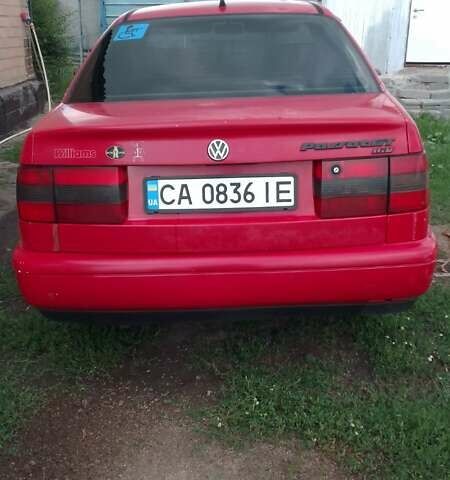 Красный Фольксваген Пассат, объемом двигателя 1.99 л и пробегом 350 тыс. км за 1416 $, фото 11 на Automoto.ua