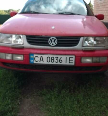 Красный Фольксваген Пассат, объемом двигателя 1.99 л и пробегом 350 тыс. км за 1416 $, фото 4 на Automoto.ua