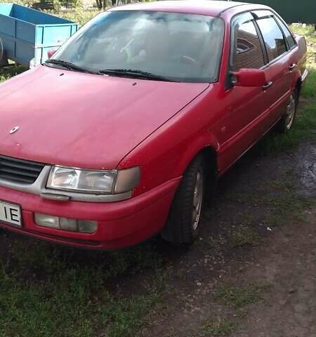 Красный Фольксваген Пассат, объемом двигателя 1.99 л и пробегом 350 тыс. км за 1416 $, фото 1 на Automoto.ua