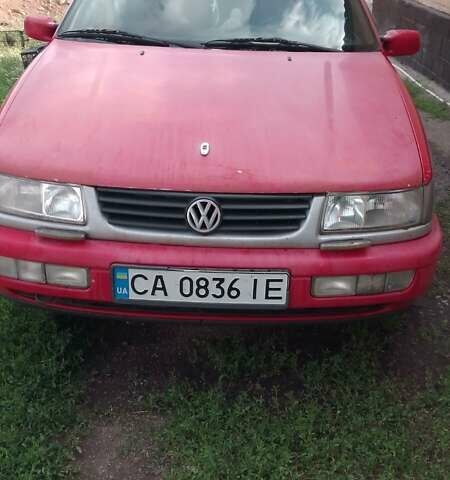 Красный Фольксваген Пассат, объемом двигателя 1.99 л и пробегом 350 тыс. км за 1416 $, фото 3 на Automoto.ua