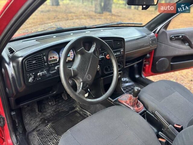Красный Фольксваген Пассат, объемом двигателя 1.78 л и пробегом 390 тыс. км за 2900 $, фото 13 на Automoto.ua