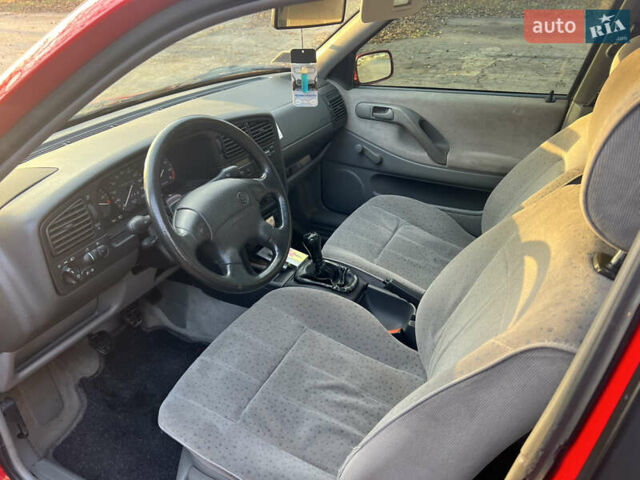 Красный Фольксваген Пассат, объемом двигателя 1.8 л и пробегом 169 тыс. км за 3000 $, фото 5 на Automoto.ua