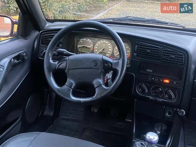 Красный Фольксваген Пассат, объемом двигателя 2 л и пробегом 390 тыс. км за 3200 $, фото 10 на Automoto.ua