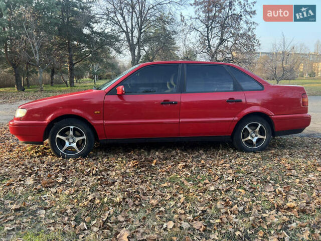 Красный Фольксваген Пассат, объемом двигателя 1.8 л и пробегом 169 тыс. км за 3000 $, фото 4 на Automoto.ua