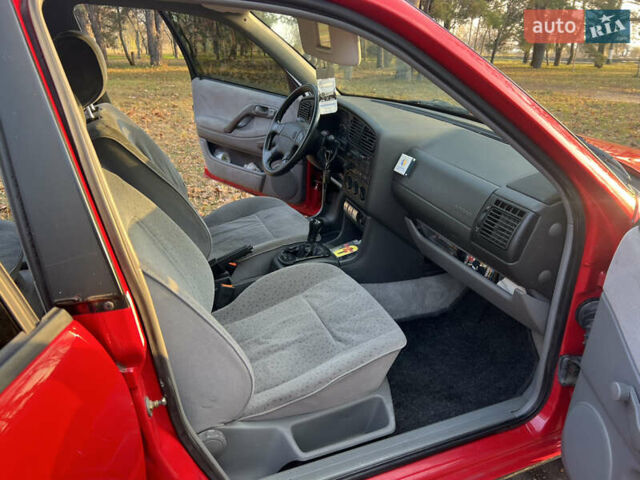 Красный Фольксваген Пассат, объемом двигателя 1.8 л и пробегом 169 тыс. км за 3000 $, фото 10 на Automoto.ua