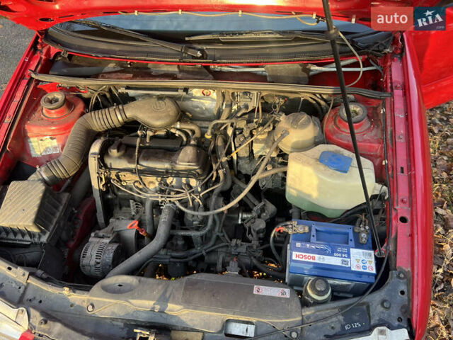 Красный Фольксваген Пассат, объемом двигателя 1.8 л и пробегом 169 тыс. км за 3000 $, фото 13 на Automoto.ua