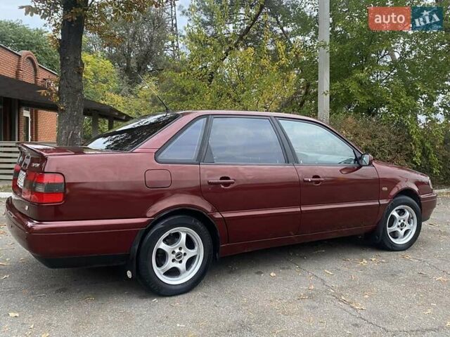 Красный Фольксваген Пассат, объемом двигателя 2 л и пробегом 390 тыс. км за 3200 $, фото 7 на Automoto.ua