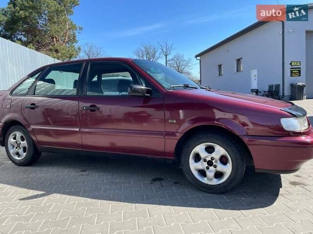 Красный Фольксваген Пассат, объемом двигателя 1.8 л и пробегом 388 тыс. км за 2250 $, фото 1 на Automoto.ua