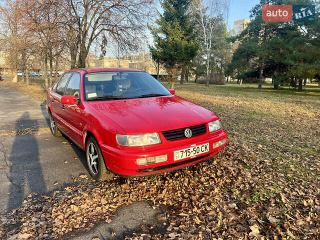 Красный Фольксваген Пассат, объемом двигателя 1.8 л и пробегом 169 тыс. км за 3000 $, фото 1 на Automoto.ua