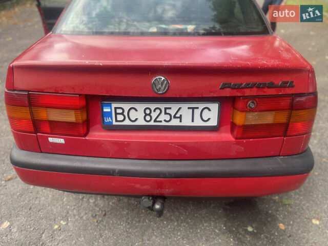 Красный Фольксваген Пассат, объемом двигателя 1.8 л и пробегом 300 тыс. км за 1600 $, фото 1 на Automoto.ua