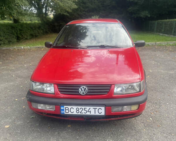 Красный Фольксваген Пассат, объемом двигателя 1.8 л и пробегом 300 тыс. км за 1600 $, фото 12 на Automoto.ua