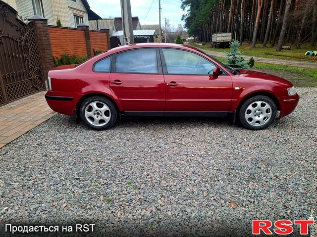 Червоний Фольксваген Пассат, об'ємом двигуна 1.8 л та пробігом 215 тис. км за 2700 $, фото 3 на Automoto.ua