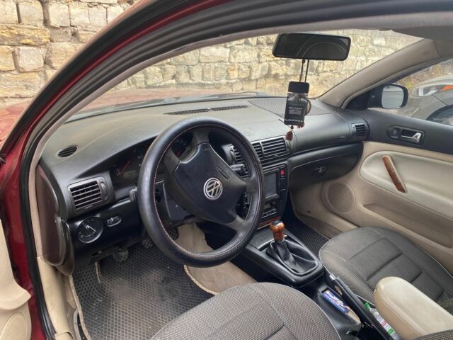 Красный Фольксваген Пассат, объемом двигателя 1.8 л и пробегом 373 тыс. км за 2500 $, фото 2 на Automoto.ua