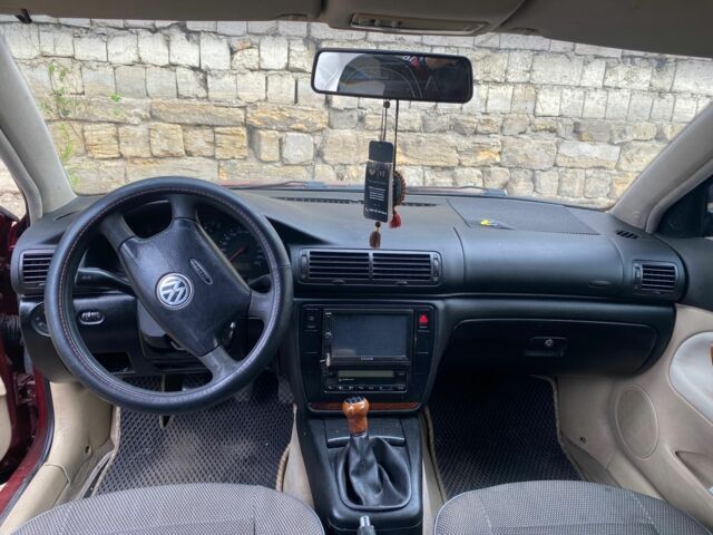 Красный Фольксваген Пассат, объемом двигателя 1.8 л и пробегом 373 тыс. км за 2500 $, фото 3 на Automoto.ua