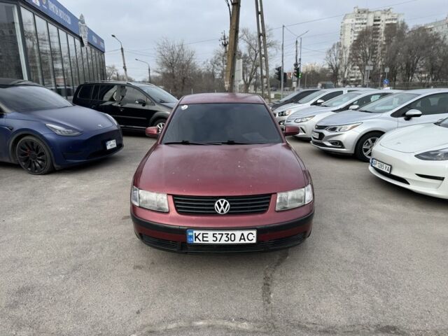 Красный Фольксваген Пассат, объемом двигателя 1.8 л и пробегом 315 тыс. км за 3000 $, фото 3 на Automoto.ua