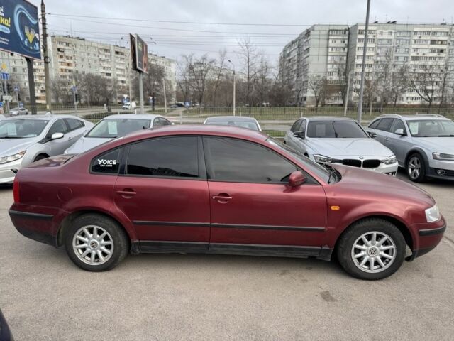 Красный Фольксваген Пассат, объемом двигателя 1.8 л и пробегом 315 тыс. км за 3000 $, фото 1 на Automoto.ua