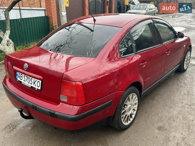 Красный Фольксваген Пассат, объемом двигателя 1.6 л и пробегом 350 тыс. км за 2699 $, фото 5 на Automoto.ua