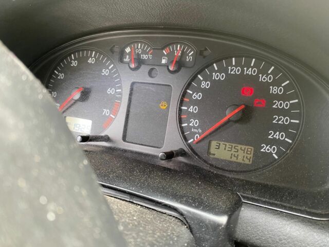 Красный Фольксваген Пассат, объемом двигателя 1.8 л и пробегом 373 тыс. км за 2500 $, фото 1 на Automoto.ua