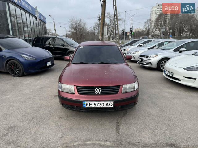 Красный Фольксваген Пассат, объемом двигателя 1.78 л и пробегом 315 тыс. км за 3000 $, фото 1 на Automoto.ua