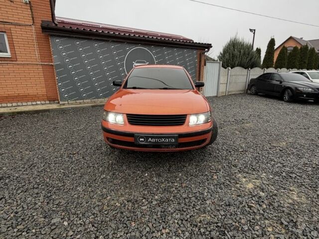 Красный Фольксваген Пассат, объемом двигателя 1.6 л и пробегом 380 тыс. км за 4999 $, фото 1 на Automoto.ua