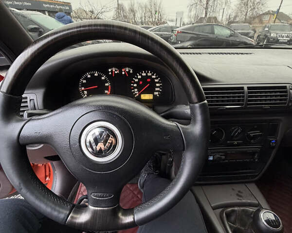 Красный Фольксваген Пассат, объемом двигателя 1.6 л и пробегом 380 тыс. км за 4999 $, фото 11 на Automoto.ua