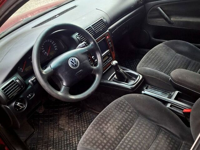 Червоний Фольксваген Пассат, об'ємом двигуна 1.8 л та пробігом 215 тис. км за 2700 $, фото 7 на Automoto.ua