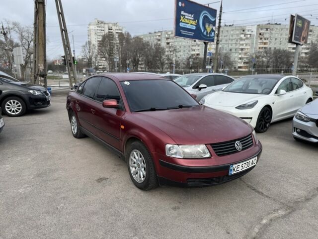 Красный Фольксваген Пассат, объемом двигателя 1.8 л и пробегом 315 тыс. км за 3000 $, фото 2 на Automoto.ua