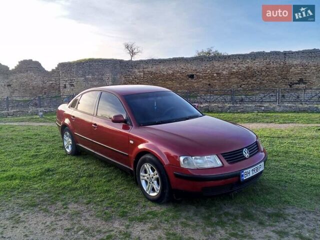 Красный Фольксваген Пассат, объемом двигателя 1.78 л и пробегом 280 тыс. км за 3999 $, фото 2 на Automoto.ua