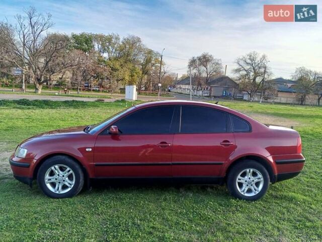 Красный Фольксваген Пассат, объемом двигателя 1.78 л и пробегом 280 тыс. км за 3999 $, фото 1 на Automoto.ua