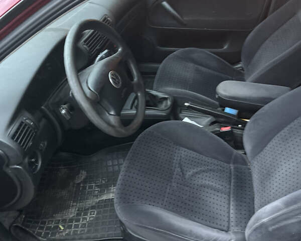 Красный Фольксваген Пассат, объемом двигателя 1.8 л и пробегом 378 тыс. км за 3490 $, фото 4 на Automoto.ua