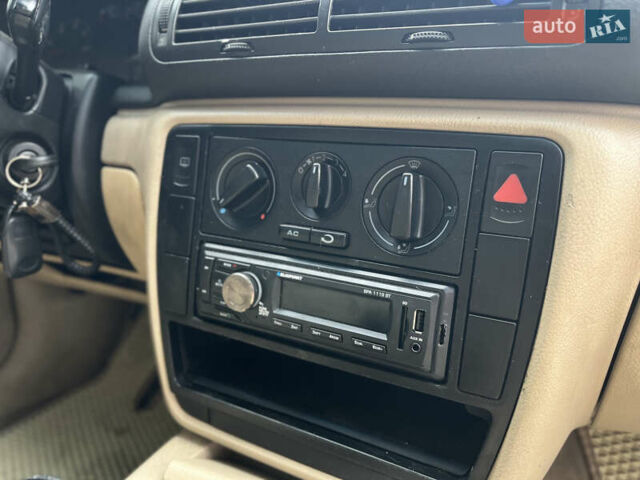 Красный Фольксваген Пассат, объемом двигателя 1.8 л и пробегом 216 тыс. км за 3700 $, фото 13 на Automoto.ua