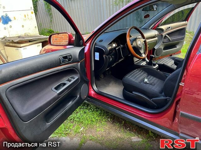 Красный Фольксваген Пассат, объемом двигателя 1.6 л и пробегом 225 тыс. км за 5000 $, фото 11 на Automoto.ua