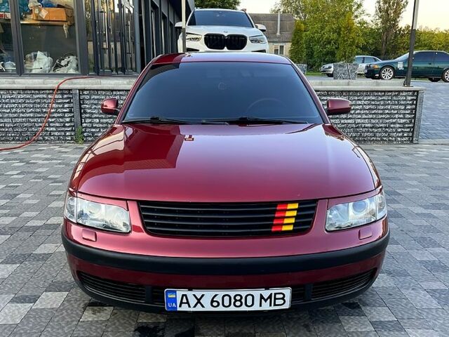 Красный Фольксваген Пассат, объемом двигателя 1.6 л и пробегом 225 тыс. км за 5000 $, фото 1 на Automoto.ua