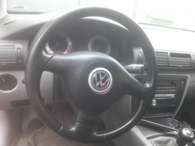 Красный Фольксваген Пассат, объемом двигателя 1.8 л и пробегом 256 тыс. км за 4000 $, фото 1 на Automoto.ua