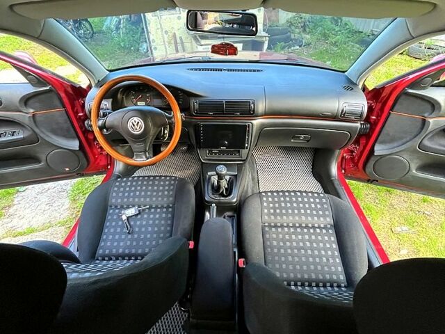 Красный Фольксваген Пассат, объемом двигателя 1.6 л и пробегом 225 тыс. км за 5000 $, фото 9 на Automoto.ua