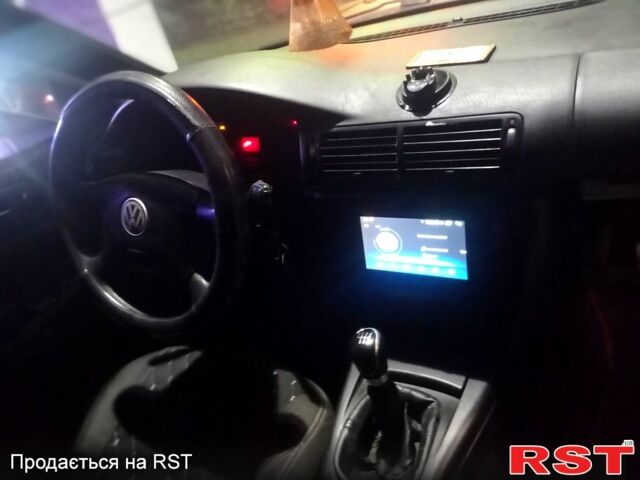 Красный Фольксваген Пассат, объемом двигателя 1.8 л и пробегом 260 тыс. км за 3250 $, фото 1 на Automoto.ua