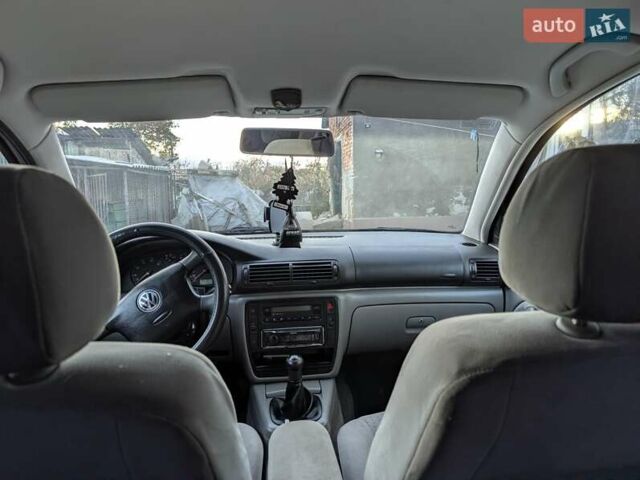 Красный Фольксваген Пассат, объемом двигателя 1.6 л и пробегом 231 тыс. км за 4200 $, фото 1 на Automoto.ua