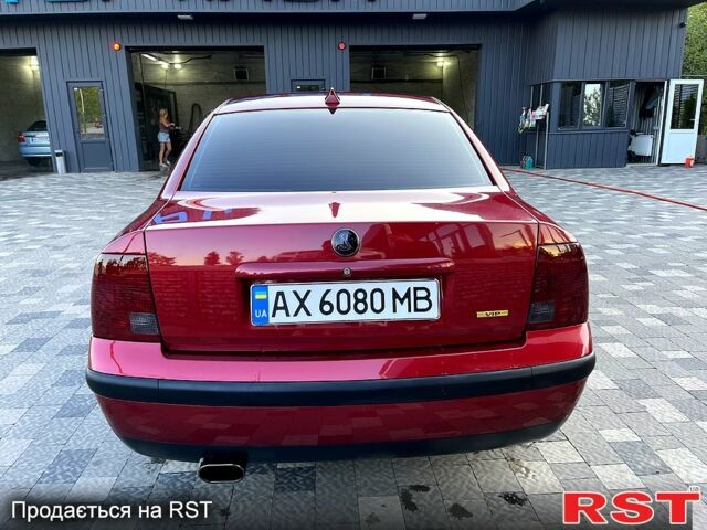 Красный Фольксваген Пассат, объемом двигателя 1.6 л и пробегом 225 тыс. км за 5000 $, фото 2 на Automoto.ua