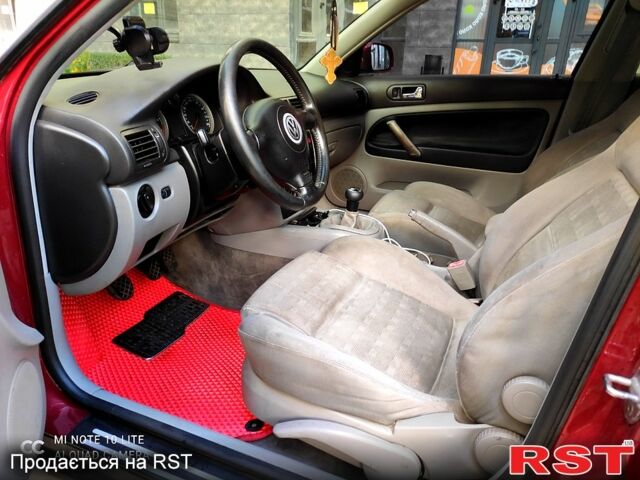 Червоний Фольксваген Пассат, об'ємом двигуна 1.6 л та пробігом 250 тис. км за 3900 $, фото 9 на Automoto.ua