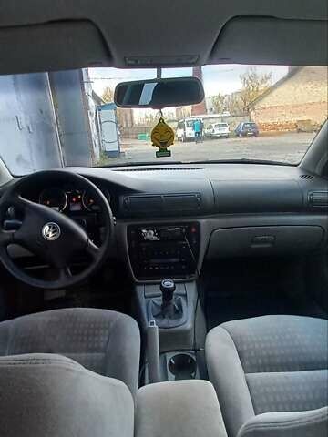 Красный Фольксваген Пассат, объемом двигателя 1.6 л и пробегом 200 тыс. км за 4100 $, фото 3 на Automoto.ua