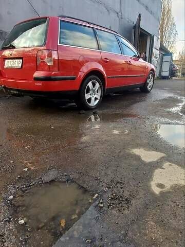 Красный Фольксваген Пассат, объемом двигателя 1.6 л и пробегом 200 тыс. км за 4100 $, фото 2 на Automoto.ua